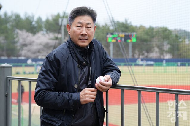 한대화 한화 전 감독이 14일 오전 충청남도 서천군 서천종합운동장에서 본지와 인터뷰 후 포즈를 취하고 있다. /서천=최대성 기자 dpdaesung@sporbiz.co.kr 2025.04.14.