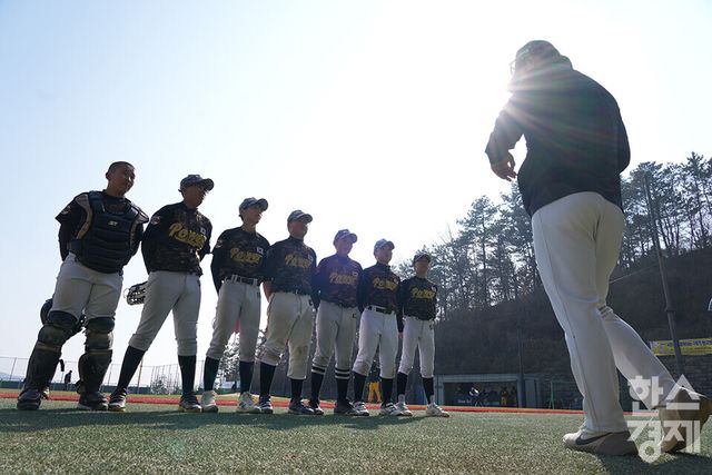 15일 충청남도 서천군 레포츠야구장에서 한국스포츠경제와 한스경제가 주최하고 대한유소년야구연맹이 주관하는 '제9회 한국컵 전국유소년아구대회'가 열렸다. 유소년(청룡)리그 아산시 유소년야구단 선수들이 남양주야놀과의 결승전서 서 마지막 공격을 앞두고 감독의 지시를 듣고 있다. /서천=최대성 기자 dpdaesung@sporbiz.co.kr 2025.04.15.