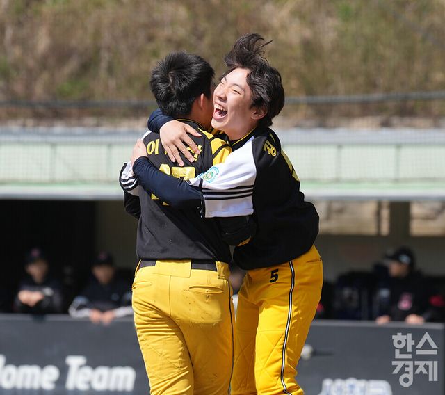 15일 충청남도 서천군 레포츠공원야구장에서 한국스포츠경제와 한스경제가 주최하고 대한유소년야구연맹이 주관하는 '제9회 한국컵 전국유소년아구대회'가 열렸다. 유소년(청룡)리그 남양주야놀 유소년야구단 이새찬 선수가 일산자이언츠와의 준결승전 6회말 2사 만루 상황서 끝내기 안타를 친 후 동료들과 기쁨을 나누고 있다. /서천=최대성 기자 dpdaesung@sporbiz.co.kr 2025.04.15.