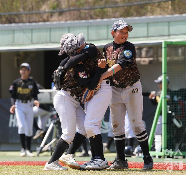 15일 충청남도 서천군 레포츠야구장에서 한국스포츠경제와 한스경제가 주최하고 대한유소년야구연맹이 주관하는 '제9회 한국컵 전국유소년아구대회'가 열렸다. 유소년(청룡)리그 아산시 유소년야구단 선수들이 시흥시와의 준결승전서 2-1로 승리가 확정되자 환호하고 있다. /서천=최대성 기자 dpdaesung@sporbiz.co.kr 2025.04.15.