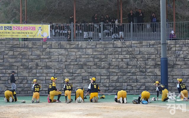 15일 충청남도 서천군 레포츠야구장에서 한국스포츠경제와 한스경제가 주최하고 대한유소년야구연맹이 주관하는 '제9회 한국컵 전국유소년아구대회'가 열렸다. 유소년(청룡)리그 남양주야놀 유소년야구단 선수들이 아산시와의 결승전서 8-0으로 완승, 우승한 후 관중석의 부모니들께 큰절을 올리고 있다. /서천=최대성 기자 dpdaesung@sporbiz.co.kr 2025.04.15.