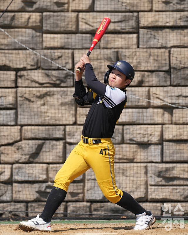 15일 충청남도 서천군 레포츠공원야구장에서 한국스포츠경제와 한스경제가 주최하고 대한유소년야구연맹이 주관하는 '제9회 한국컵 전국유소년아구대회'가 열렸다. 유소년(청룡)리그 남양주야놀 유소년야구단 이새찬 선수가 일산자이언츠와의 준결승전 6회말 2사 만루 상황서 끝내기 안타를 치고 있다. /서천=최대성 기자 dpdaesung@sporbiz.co.kr 2025.04.15.