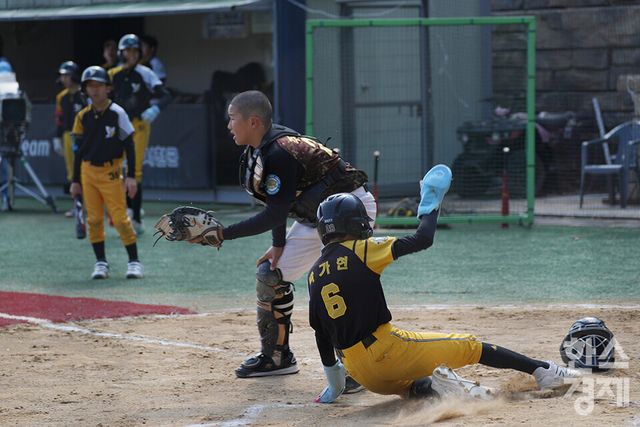 15일 충청남도 서천군 레포츠야구장에서 한국스포츠경제와 한스경제가 주최하고 대한유소년야구연맹이 주관하는 '제9회 한국컵 전국유소년아구대회'가 열렸다. 유소년(청룡)리그 남양주야놀 유소년야구단 박가현 선수가 아산시와의 결승전 2회초 허건우의 적시타 때 홈으로 들어오고 있다. /서천=최대성 기자 dpdaesung@sporbiz.co.kr 2025.04.15.
