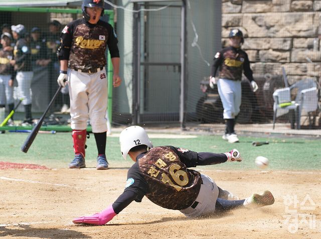 15일 충청남도 서천군 레포츠야구장에서 한국스포츠경제와 한스경제가 주최하고 대한유소년야구연맹이 주관하는 '제9회 한국컵 전국유소년아구대회'가 열렸다. 유소년(청룡)리그 아산시 유소년야구단 전대영 선수가 시흥시와의 준결승전서 주우진 선수의 안타를 틈타 홈으로 들어오고 있다. /서천=최대성 기자 dpdaesung@sporbiz.co.kr 2025.04.15.