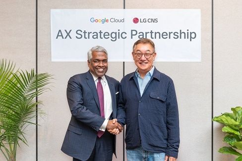 LG CNS CEO 현신균 사장(오른쪽)과 구글 클라우드 CEO 토마스 쿠리안이 아시아태평양지역 및 미주지역에서의 클라우드 기반 AX사업 다각화에 대해 논의 후 기념사진을 촬영하고 있는 모습 / LG CNS