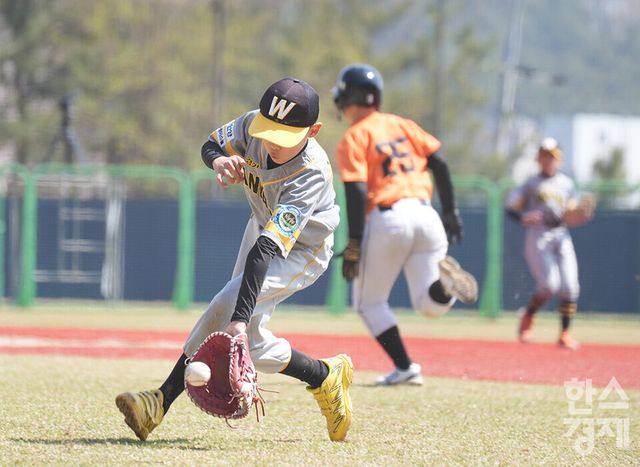 15일 충청남도 서천군 레포츠야구장에서 한국스포츠경제와 한스경제가 주최하고 대한유소년야구연맹이 주관하는 '제9회 한국컵 전국유소년아구대회'가 열렸다. 꿈나무(청룡)리그 안양시 유소년야구단과 송파구와의 결승전이 열리고 있다. /서천=최대성 기자 dpdaesung@sporbiz.co.kr 2025.04.15.