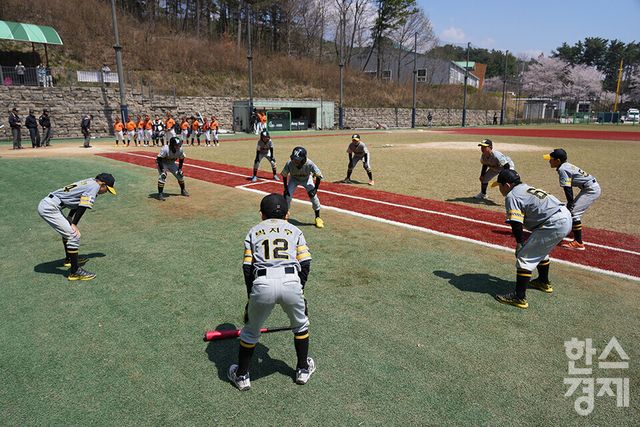 15일 충청남도 서천군 레포츠야구장에서 한국스포츠경제와 한스경제가 주최하고 대한유소년야구연맹이 주관하는 '제9회 한국컵 전국유소년아구대회'가 열렸다. 꿈나무(청룡)리그 안양시 유소년야구단 선수들이 송파구와의 결승전을 앞두고 파이팅을 하고 있다. /서천=최대성 기자 dpdaesung@sporbiz.co.kr 2025.04.15.