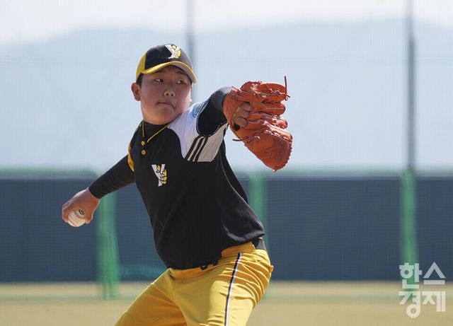 15일 충청남도 서천군 레포츠야구장에서 한국스포츠경제와 한스경제가 주최하고 대한유소년야구연맹이 주관하는 '제9회 한국컵 전국유소년아구대회'가 열렸다. 유소년(청룡)리그 남양주야놀 유소년야구단 최현성 선수가 아산시와의 결승전 1회말 역투하고 있다. /서천=최대성 기자 dpdaesung@sporbiz.co.kr 2025.04.15.