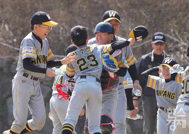 15일 충청남도 서천군 레포츠야구장에서 한국스포츠경제와 한스경제가 주최하고 대한유소년야구연맹이 주관하는 '제9회 한국컵 전국유소년아구대회'가 열렸다. 꿈나무(청룡)리그 안양시 유소년야구단 선수들이 송파구와의 결승전서 8-1로 승리가 확정되자 환호하고 있다. /서천=최대성 기자 dpdaesung@sporbiz.co.kr 2025.04.15.