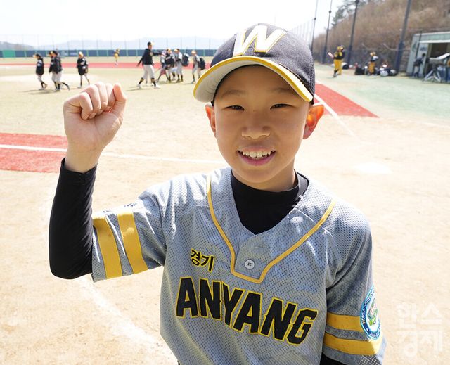 15일 충청남도 서천군 레포츠야구장에서 한국스포츠경제와 한스경제가 주최하고 대한유소년야구연맹이 주관하는 '제9회 한국컵 전국유소년아구대회'가 열렸다. 꿈나무(청룡)리그 안양시 유소년야구단 심기현 선수가 송파구와의 결승전서 MVP로 선정된 후 기념촬영을 하고 있다. /서천=최대성 기자 dpdaesung@sporbiz.co.kr 2025.04.15.