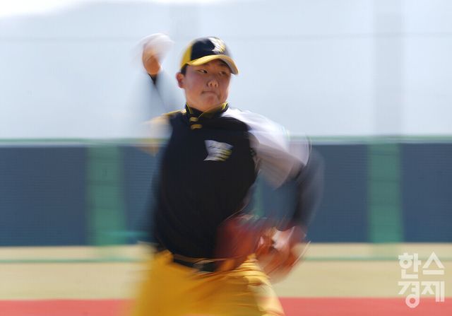 15일 충청남도 서천군 레포츠야구장에서 한국스포츠경제와 한스경제가 주최하고 대한유소년야구연맹이 주관하는 '제9회 한국컵 전국유소년아구대회'가 열렸다. 유소년(청룡)리그 남양주야놀 유소년야구단 최현성 선수가 아산시와의 결승전 1회말 역투하고 있다. /서천=최대성 기자 dpdaesung@sporbiz.co.kr 2025.04.15.