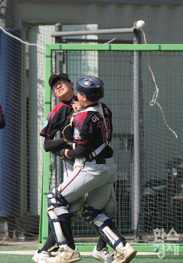 15일 충청남도 서천군 레포츠공원야구장에서 한국스포츠경제와 한스경제가 주최하고 대한유소년야구연맹이 주관하는 '제9회 한국컵 전국유소년아구대회'가 열렸다. 유소년(청룡)리그 일산자이언츠 유소년야구단 이승재와 김다율이 남양주야놀과의 준결승전서 플라이볼을 잡으려다 충돌하고 있다. /서천=최대성 기자 dpdaesung@sporbiz.co.kr 2025.04.15.