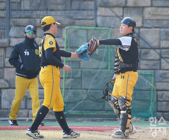 15일 충청남도 서천군 레포츠야구장에서 한국스포츠경제와 한스경제가 주최하고 대한유소년야구연맹이 주관하는 '제9회 한국컵 전국유소년아구대회'가 열렸다. 유소년(청룡)리그 남양주야놀 유소년야구단 허건우 선수가 아산시와의 결승전이 8-0으로 끝나자 최현성과 기뻐하고 있다. /서천=최대성 기자 dpdaesung@sporbiz.co.kr 2025.04.15.