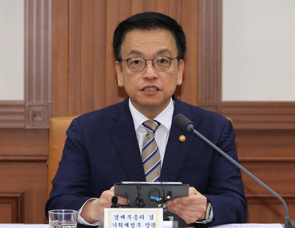 최상목 부총리 겸 기획재정부 장관이 15일 서울 종로구 정부서울청사에서 열린 경제관계장관회의 겸 산업경쟁력강화 관계장관회의에서 발언하고 있다./연합뉴스