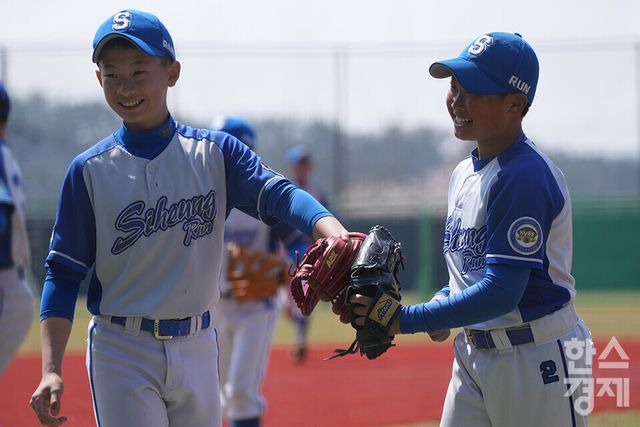 15일 충청남도 서천군 레포츠야구장에서 한국스포츠경제와 한스경제가 주최하고 대한유소년야구연맹이 주관하는 '제9회 한국컵 전국유소년아구대회'가 열렸다. 유소년(청룡)리그 시흥시 유소년야구단 강건 선수(오른쪽)가 아산시와의 준결승전 1회초 2사 만루 위기를 무실점으로 막아낸 후 기뻐하고 있다. /서천=최대성 기자 dpdaesung@sporbiz.co.kr 2025.04.15.