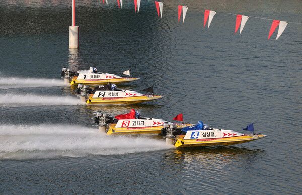 출발 반응속도가 좋은 심상철이 앞선 가운데 선수들이 경주를 시작하고 있다. /국민체육진흥공단 제공