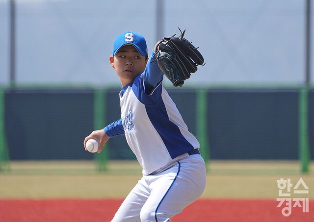 15일 충청남도 서천군 레포츠야구장에서 한국스포츠경제와 한스경제가 주최하고 대한유소년야구연맹이 주관하는 '제9회 한국컵 전국유소년아구대회'가 열렸다. 유소년(청룡)리그 시흥시 유소년야구단 선발 전선우 선수가 아산시와의 준결승전서 역투하고 있다. /서천=최대성 기자 dpdaesung@sporbiz.co.kr 2025.04.15.