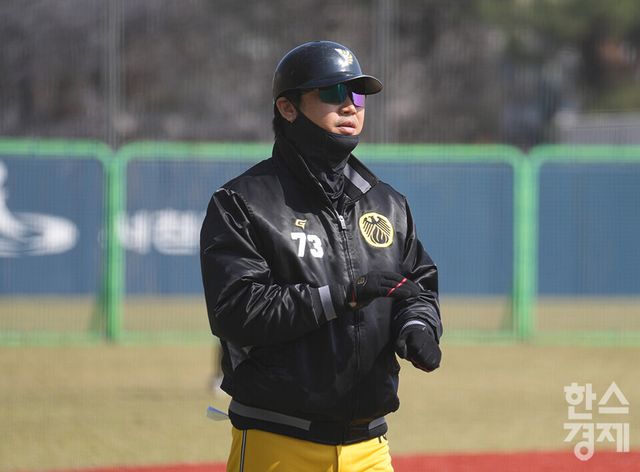 15일 충청남도 서천군 레포츠야구장에서 한국스포츠경제와 한스경제가 주최하고 대한유소년야구연맹이 주관하는 '제9회 한국컵 전국유소년아구대회'가 열렸다. 유소년(청룡)리그 남양주야놀 유소년야구단 권오현 감독이 아산시와의 결승전서 선수들에게 작전지시를 하고 있다. /서천=최대성 기자 dpdaesung@sporbiz.co.kr 2025.04.15.