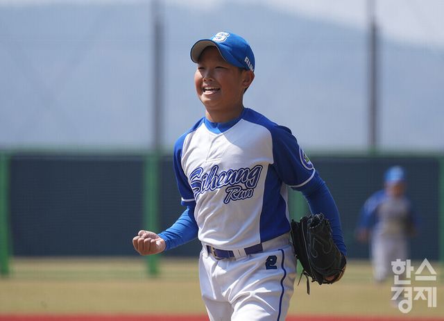 15일 충청남도 서천군 레포츠야구장에서 한국스포츠경제와 한스경제가 주최하고 대한유소년야구연맹이 주관하는 '제9회 한국컵 전국유소년아구대회'가 열렸다. 유소년(청룡)리그 시흥시 유소년야구단 강건 선수가 아산시와의 준결승전 1회초 2사 만루 위기를 넘긴 후 환호하고 있다. /서천=최대성 기자 dpdaesung@sporbiz.co.kr 2025.04.15.