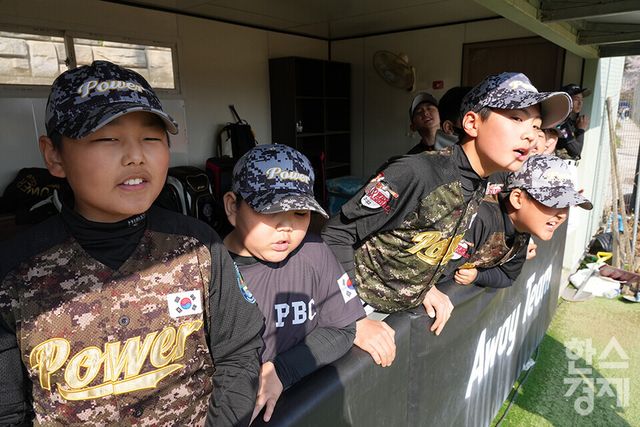 15일 충청남도 서천군 레포츠야구장에서 한국스포츠경제와 한스경제가 주최하고 대한유소년야구연맹이 주관하는 '제9회 한국컵 전국유소년아구대회'가 열렸다. 유소년(청룡)리그 아산시 유소년야구단 선수들이 남양주야놀과의 결승전서 서 타자를 주시하고 있다. /서천=최대성 기자 dpdaesung@sporbiz.co.kr 2025.04.15.