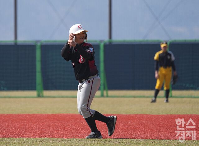 15일 충청남도 서천군 레포츠공원야구장에서 한국스포츠경제와 한스경제가 주최하고 대한유소년야구연맹이 주관하는 '제9회 한국컵 전국유소년아구대회'가 열렸다. 유소년(청룡)리그 일산자이언츠 유소년야구단 정지훈 선수가 남양주야놀과의 준결승전서 6회초 안타를 친 후 세리머니를 하고 있다. /서천=최대성 기자 dpdaesung@sporbiz.co.kr 2025.04.15.