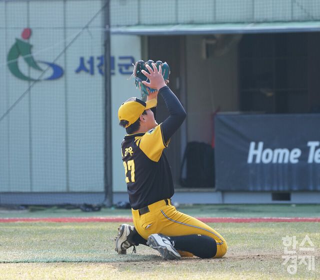 15일 충청남도 서천군 레포츠야구장에서 한국스포츠경제와 한스경제가 주최하고 대한유소년야구연맹이 주관하는 '제9회 한국컵 전국유소년아구대회'가 열렸다. 유소년(청룡)리그 남양주야놀 유소년야구단 허건우 선수가 아산시와의 결승전이 8-0으로 끝나자 환호하고 있다. /서천=최대성 기자 dpdaesung@sporbiz.co.kr 2025.04.15.