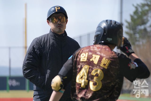 15일 충청남도 서천군 레포츠야구장에서 한국스포츠경제와 한스경제가 주최하고 대한유소년야구연맹이 주관하는 '제9회 한국컵 전국유소년아구대회'가 열렸다. 유소년(청룡)리그 아산시 유소년야구단 황민호 감독이 시흥시와의 준결승전서 임재빈 선수에게 작전지시를 하고 있다. /서천=최대성 기자 dpdaesung@sporbiz.co.kr 2025.04.15.