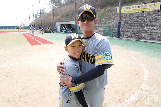 15일 충청남도 서천군 레포츠야구장에서 한국스포츠경제와 한스경제가 주최하고 대한유소년야구연맹이 주관하는 '제9회 한국컵 전국유소년아구대회'가 열렸다. 꿈나무(청룡)리그 안양시 유소년야구단 심기현 선수가 송파구와의 결승전서 MVP로 선정된 후 남성호 감독과 기념촬영을 하고 있다. /서천=최대성 기자 dpdaesung@sporbiz.co.kr 2025.04.15.