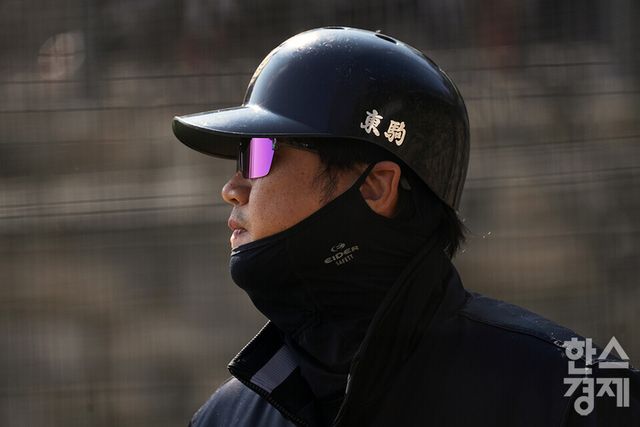 15일 충청남도 서천군 레포츠야구장에서 한국스포츠경제와 한스경제가 주최하고 대한유소년야구연맹이 주관하는 '제9회 한국컵 전국유소년아구대회'가 열렸다. 유소년(청룡)리그 남양주야놀 유소년야구단 권오현 감독이 아산시와의 결승전서 선수들을 주시하고 있다. /서천=최대성 기자 dpdaesung@sporbiz.co.kr 2025.04.15.