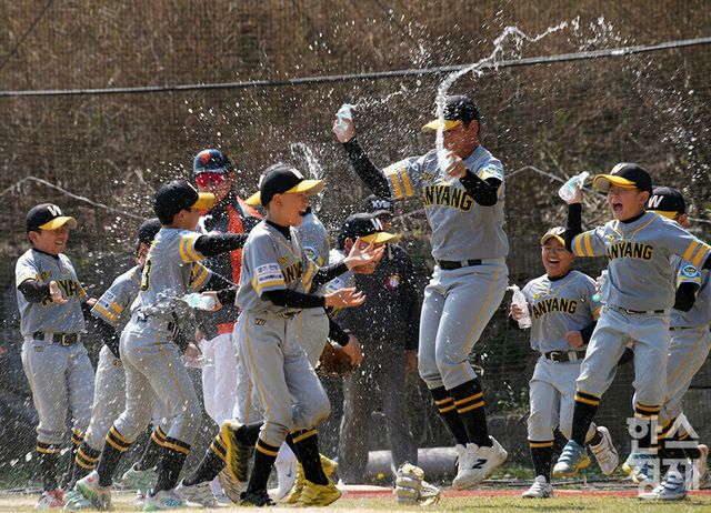 15일 충청남도 서천군 레포츠야구장에서 한국스포츠경제와 한스경제가 주최하고 대한유소년야구연맹이 주관하는 '제9회 한국컵 전국유소년아구대회'가 열렸다. 꿈나무(청룡)리그 안양시 유소년야구단 선수들이 송파구와의 결승전서 8-1로 승리가 확정되자 환호하고 있다. /서천=최대성 기자 dpdaesung@sporbiz.co.kr 2025.04.15.