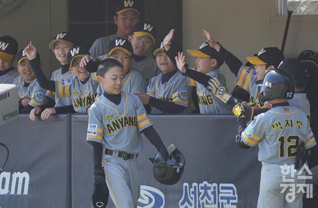 15일 충청남도 서천군 레포츠야구장에서 한국스포츠경제와 한스경제가 주최하고 대한유소년야구연맹이 주관하는 '제9회 한국컵 전국유소년아구대회'가 열렸다. 꿈나무(청룡)리그 안양시 유소년야구단 김주원 선수가 송파구와의 결승전 3회초 홈으로 들어온 후 동료들의 축하를 받고 있다. /서천=최대성 기자 dpdaesung@sporbiz.co.kr 2025.04.15.