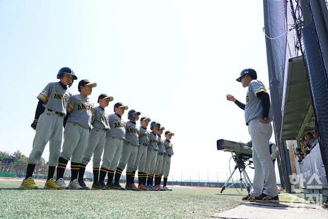 15일 충청남도 서천군 레포츠야구장에서 한국스포츠경제와 한스경제가 주최하고 대한유소년야구연맹이 주관하는 '제9회 한국컵 전국유소년아구대회'가 열렸다. 꿈나무(청룡)리그 안양시 유소년야구단 선수들이 송파구와의 결승전을 앞두고 남성호 감독의 이야기를 듣고 있다. /서천=최대성 기자 dpdaesung@sporbiz.co.kr 2025.04.15.