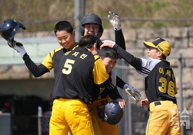 15일 충청남도 서천군 레포츠공원야구장에서 한국스포츠경제와 한스경제가 주최하고 대한유소년야구연맹이 주관하는 '제9회 한국컵 전국유소년아구대회'가 열렸다. 유소년(청룡)리그 남양주야놀 유소년야구단 이새찬 선수가 일산자이언츠와의 준결승전 6회말 2사 만루 상황서 끝내기 안타를 친 후 동료들과 기쁨을 나누고 있다. /서천=최대성 기자 dpdaesung@sporbiz.co.kr 2025.04.15.