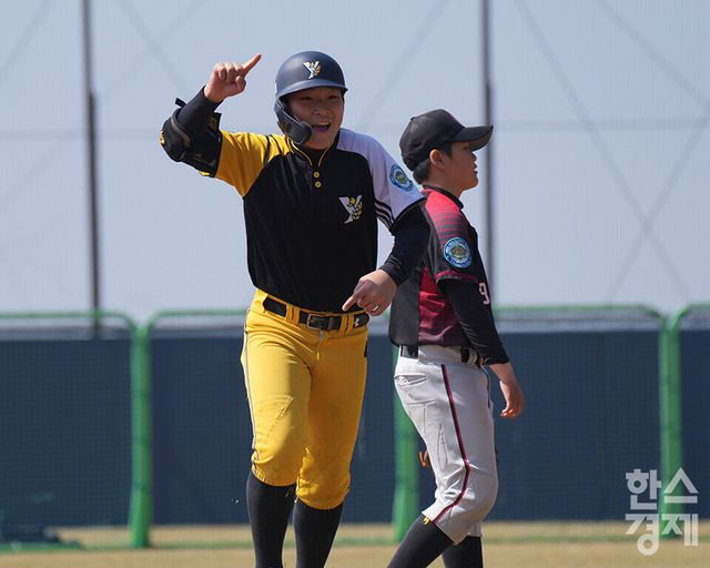15일 충청남도 서천군 레포츠공원야구장에서 한국스포츠경제와 한스경제가 주최하고 대한유소년야구연맹이 주관하는 '제9회 한국컵 전국유소년아구대회'가 열렸다. 유소년(청룡)리그 남양주야놀 유소년야구단 이새찬 선수가 일산자이언츠와의 준결승전 6회말 2사 만루 상황서 끝내기 안타를 친 후 세리머니를 하고 있다. /서천=최대성 기자 dpdaesung@sporbiz.co.kr 2025.04.15.