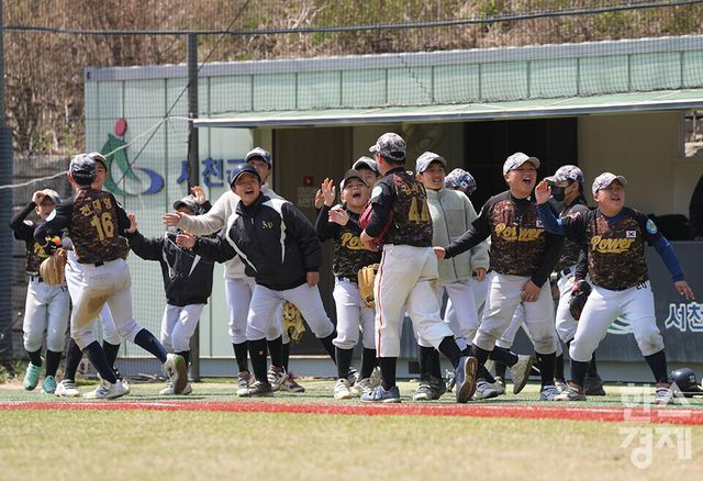 15일 충청남도 서천군 레포츠야구장에서 한국스포츠경제와 한스경제가 주최하고 대한유소년야구연맹이 주관하는 '제9회 한국컵 전국유소년아구대회'가 열렸다. 유소년(청룡)리그 아산시 유소년야구단 선수들이 시흥시와의 준결승전서 2-1로 승리가 확정되자 환호하고 있다. /서천=최대성 기자 dpdaesung@sporbiz.co.kr 2025.04.15.
