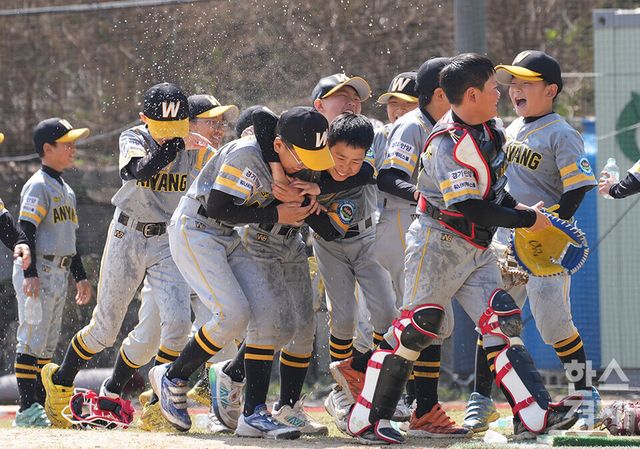 15일 충청남도 서천군 레포츠야구장에서 한국스포츠경제와 한스경제가 주최하고 대한유소년야구연맹이 주관하는 '제9회 한국컵 전국유소년아구대회'가 열렸다. 꿈나무(청룡)리그 안양시 유소년야구단 선수들이 송파구와의 결승전서 8-1로 승리가 확정되자 환호하고 있다. /서천=최대성 기자 dpdaesung@sporbiz.co.kr 2025.04.15.