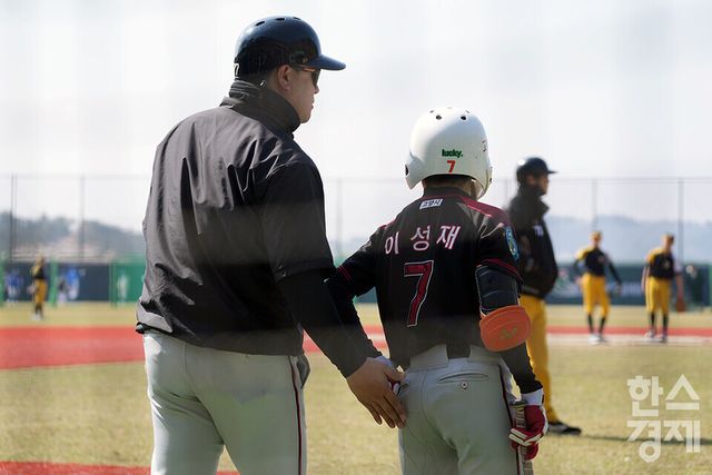 15일 충청남도 서천군 레포츠공원야구장에서 한국스포츠경제와 한스경제가 주최하고 대한유소년야구연맹이 주관하는 '제9회 한국컵 전국유소년아구대회'가 열렸다. 유소년(청룡)리그 일산자이언츠 유소년야구단 최영수 감독이 남양주야놀과의 준결승전서 타석을 앞둔 이성재 선수를 격려하고 있다. /서천=최대성 기자 dpdaesung@sporbiz.co.kr 2025.04.15.