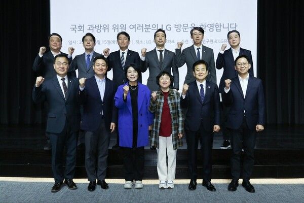 LG사이언스파크를 방문한 국회 과학기술정보방송통신위원회 소속 위원들과 LG유플러스, LG AI연구원 관계자들이 기념촬영을 하고 있는 모습. 1열 왼쪽부터 최형두 간사, 홍범식 LG유플러스 대표, 최민희 위원장, 김현 간사, 정동영 의원, 배경훈 LG AI연구원장. 2열 왼쪽부터 김유철 LG AI연구원 전략부문장, 한민수 의원, 조인철 의원, 이정헌 의원, 이훈기 의원, 이상엽 LG유플러스 CTO. / LG유플러스