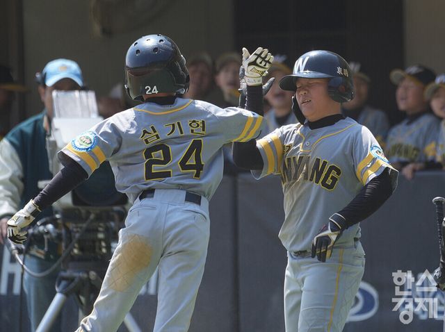 15일 충청남도 서천군 레포츠야구장에서 한국스포츠경제와 한스경제가 주최하고 대한유소년야구연맹이 주관하는 '제9회 한국컵 전국유소년아구대회'가 열렸다. 꿈나무(청룡)리그 안양시 유소년야구단 심기현 선수가 송파구와의 결승전 3회초 김주원의 적시타 때 홈으로 들어온 후 기뻐하고 있다. /서천=최대성 기자 dpdaesung@sporbiz.co.kr 2025.04.15.