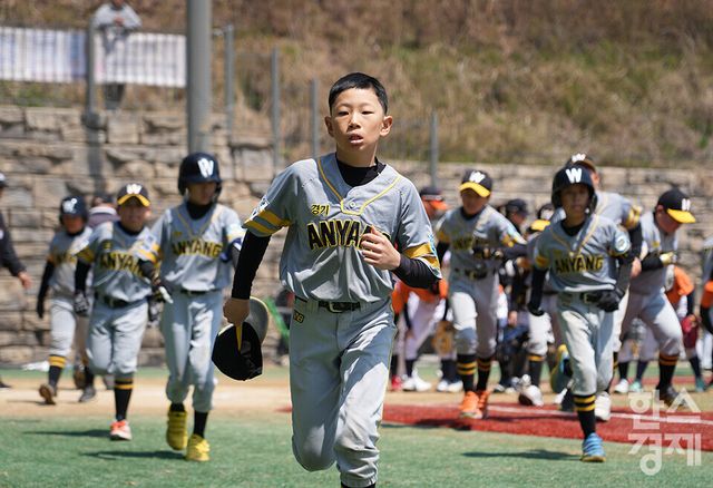 15일 충청남도 서천군 레포츠야구장에서 한국스포츠경제와 한스경제가 주최하고 대한유소년야구연맹이 주관하는 '제9회 한국컵 전국유소년아구대회'가 열렸다. 꿈나무(청룡)리그 안양시 유소년야구단 선수들이 송파구와의 결승전을 앞두고 홈으로 들어오고 있다. /서천=최대성 기자 dpdaesung@sporbiz.co.kr 2025.04.15.