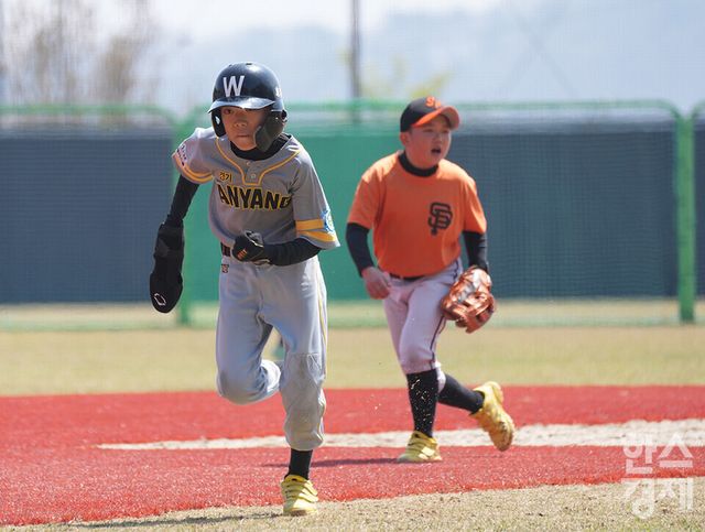 15일 충청남도 서천군 레포츠야구장에서 한국스포츠경제와 한스경제가 주최하고 대한유소년야구연맹이 주관하는 '제9회 한국컵 전국유소년아구대회'가 열렸다. 꿈나무(청룡)리그 안양시 유소년야구단 김주원 선수가 송파구와의 결승전 3회초 3루로 내달리고 있다. /서천=최대성 기자 dpdaesung@sporbiz.co.kr 2025.04.15.