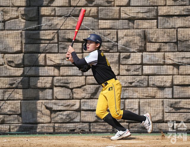 15일 충청남도 서천군 레포츠공원야구장에서 한국스포츠경제와 한스경제가 주최하고 대한유소년야구연맹이 주관하는 '제9회 한국컵 전국유소년아구대회'가 열렸다. 유소년(청룡)리그 남양주야놀 유소년야구단 이새찬 선수가 일산자이언츠와의 준결승전 6회말 2사 만루 상황서 끝내기 안타를 치고 있다. /서천=최대성 기자 dpdaesung@sporbiz.co.kr 2025.04.15.