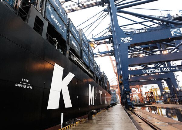 부산신항 컨테이너터미널에 설치돼 하역 작업 중인 중국 ZPMC의 크레인./부산항만공사