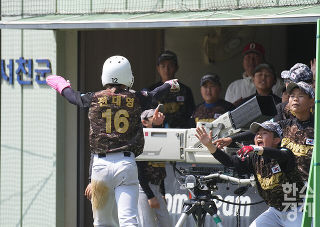 15일 충청남도 서천군 레포츠야구장에서 한국스포츠경제와 한스경제가 주최하고 대한유소년야구연맹이 주관하는 '제9회 한국컵 전국유소년아구대회'가 열렸다. 유소년(청룡)리그 아산시 유소년야구단 전대영 선수가 시흥시와의 준결승전서 득점한 후 더그아웃을 향하며 세리머니를 하고 있다. /서천=최대성 기자 dpdaesung@sporbiz.co.kr 2025.04.15.