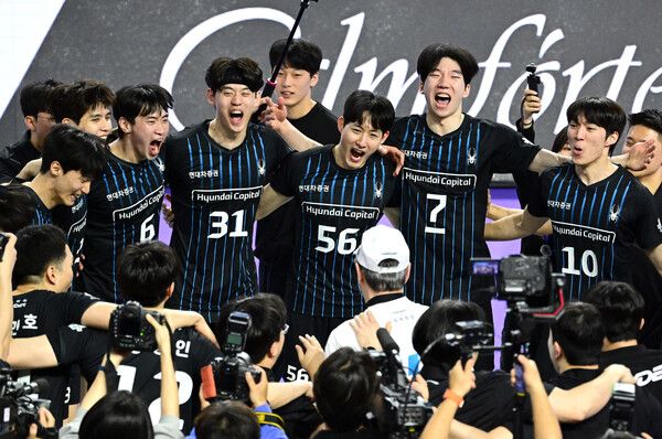 현대캐피탈 선수들이 기뻐하고 있다. /한국배구연맹 제공