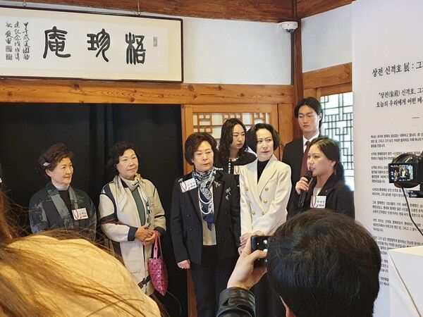 전시회 설명을 듣는&nbsp;장혜선 롯데그룹 이사장 / 이현령 기자