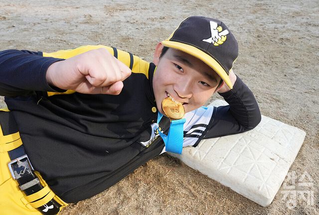 15일 충청남도 서천군 레포츠공원야구장에서 한국스포츠경제와 한스경제가 주최하고 대한유소년야구연맹이 주관하는 '제9회 한국컵 전국유소년아구대회'가 열렸다. 유소년(청룡)리그 남양주야놀 유소년야구단 이새찬 선수가 시상식 후 본지와 인터뷰를 위해 포즈를 취하고 있다. /서천=최대성 기자 dpdaesung@sporbiz.co.kr 2025.04.15.