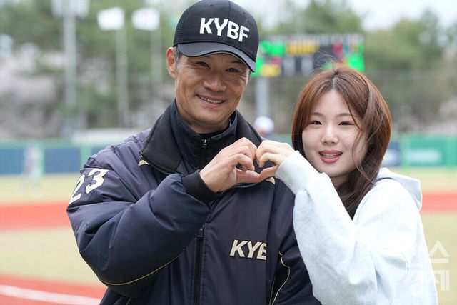 대한유소년야구연맹 소속 야구 심판 아빠 곽장식 씨와 야구 기록원 딸 곽다연 씨가 14일 오전 충청남도 서천군 서천종합운동장에서 본지와 인터뷰 후 포즈를 취하고 있다. /서천=최대성 기자 dpdaesung@sporbiz.co.kr 2025.04.14.