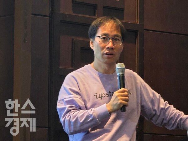 김성훈 업스테이지 대표가 16일 열린 미디어 데이에서 업무용 인공지능 글로벌 진출 계획과 사업 비전을 발표하고 있다./김종효 기자