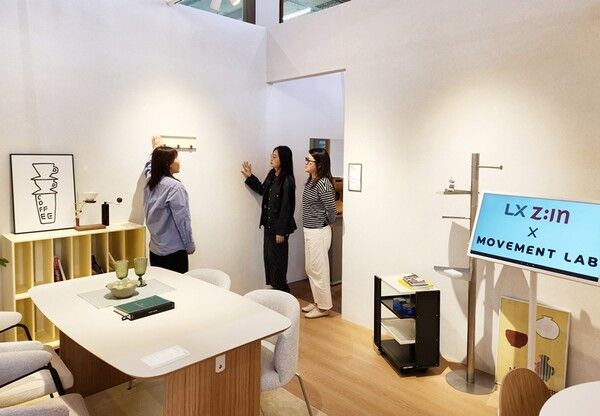 고객들이 LX하우시스-무브먼트랩 협업 쇼룸 공간 '페르소나의 방'을 둘러보고 있다./LX하우시스